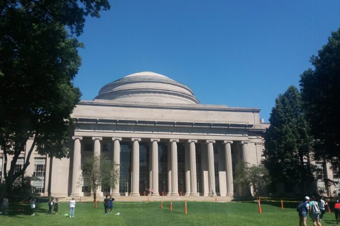マサチューセッツ工科大学